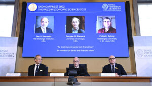 Americanos Ben Bernanke, Douglas Diamond e Philip Dybvig ganham o Nobel de Economia