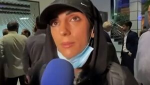 Atleta que competiu sem o hijab é recebida com aplausos no Irã