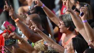 Cores e gestos com as mãos: símbolos de uma acirrada campanha presidencial