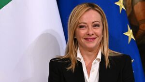 Giorgia Meloni, primeira mulher a governar a Itália, assume oficialmente o poder