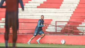 Fora dos últimos dois jogos do Náutico, Júnior Tavares pode acertar com a Ponte Preta