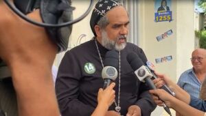 Padre Kelmon chega à casa de Roberto Jefferson para manifestar apoio ao aliado