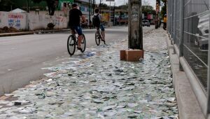 Ruas do Recife e da Região Metropolitana amanhecem sujas; prática é considerada crime