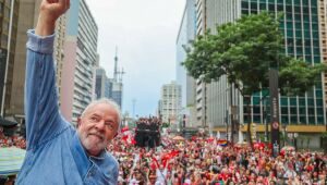 Luiz Inácio Lula da Silva é eleito presidente do Brasil