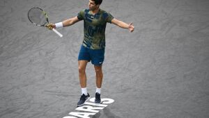 Alcaraz e Djokovic vão às quartas do Masters 1000 de Paris; Ruud é eliminado