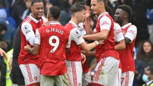 Arsenal vence Chelsea e mantém liderança do Inglês; Liverpool bate Tottenham