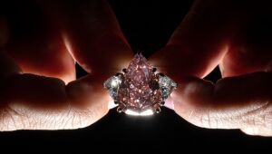 Leilão do diamante rosa "Fortune Pink" alcança R$ 146,6 milhões