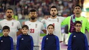 Ao contrário da estreia, jogadores do Irã cantam hino do país antes do jogo com os EUA 