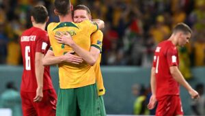 Em classificação histórica, Austrália supera a Dinamarca por 1-0 e está nas oitavas da Copa