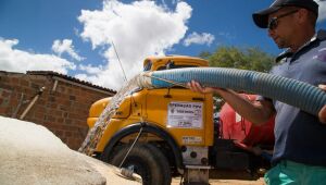 Senadores entram com representação no MPF e TCU contra cortes na Operação Carro-Pipa