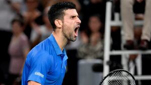 Djokovic vence Tsitsipas e vai enfrentar Rune na final do Masters 1000 de Paris