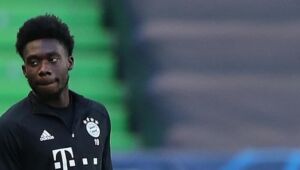 Alphonso Davies se lesiona a duas semanas da Copa do Mundo e preocupa Canadá