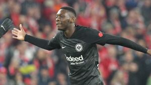 Kolo Muani quer sair do Eintracht Frankfurt para assinar com PSG