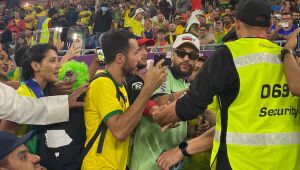 Sósia de Neymar diverte torcida nas arquibancadas do Estádio 974 durante Brasil x Suíça