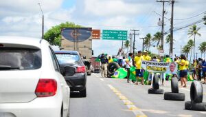 PM e PRF negociam fim de bloqueio de manifestantes na BR-101, em Igarassu