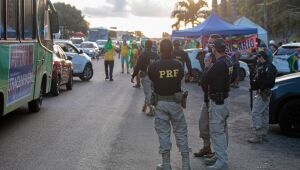 Manifestantes pró-Bolsonaro protestam contra resultado das eleições no bairro do Curado