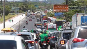 Manifestantes contrários ao resultados das eleições congestionam viaduto da BR-232, no Recife