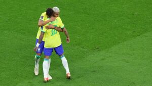 "Com sua volta toda a equipe melhora", diz Richarlison sobre Neymar