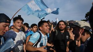 Jogadores e torcida argentina comemoram classificação para as quartas de final da Copa do Mundo