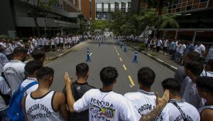 Torcedores do Santos se reúnem em frente a hospital para rezar por Pelé