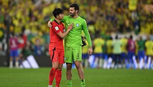 Gesto do goleiro Alisson com atacante Son, da Coreia do Sul, ganha a simpatia dos internautas