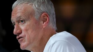 Em final de contrato, Deschamps se declara "a serviço da seleção francesa"