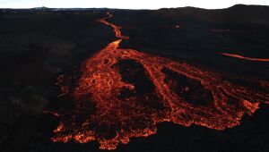 Rios de lava de vulcão no Havaí se aproximam de importante rodovia