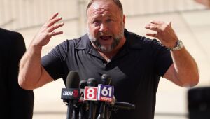 Teórico da conspiração Alex Jones pede falência nos EUA