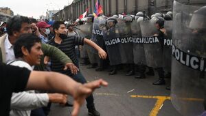 Confrontos entre manifestantes e forças de ordem deixam 12 mortos no Peru