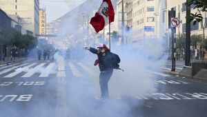 Lima é palco de protestos pela renúncia da presidente do Peru