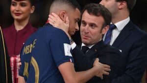 Atitude de Macron com Mbappé foi "ridícula", afirma oposição francesa