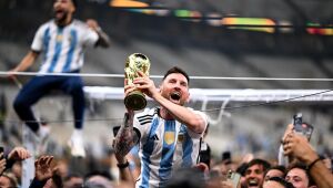 Taça da Copa erguida por Messi em foto mais curtida na história do Instagram é falsa; entenda o caso