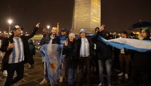 Festa argentina em Paris pelo Mundial de Messi