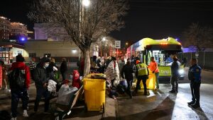 Voluntários na cidade texana de El Paso recebem migrantes em suas próprias casas