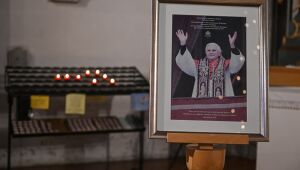 Bento XVI, papa ultraconservador de uma igreja marcada por escândalos