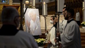 Francisco homenageia Bento XVI, 1&ordm; papa da era moderna a renunciar