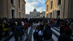 Morte de Bento XVI inunda praça de São Pedro de tristeza e emoção