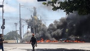 Protesto interdita ruas do Imperador e Martins de Barros, no Centro do Recife