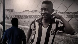 No museu de Pelé em Santos, fãs torcem pela recuperação do rei do futebol