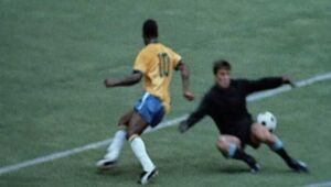 Relembre os quase gols de Pelé na Copa de 70 eternizados na história do futebol 