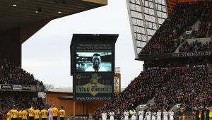 Antony faz homenagem especial a Pelé antes de partida do Manchester United; confira