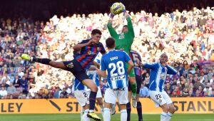 Barcelona empata com o Espanyol, mas encerra ano como líder em LaLiga