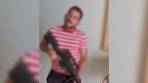 Homem que aparece com suposto rifle em vídeo ameaçando matar Lula diz que gravou "por brincadeira"