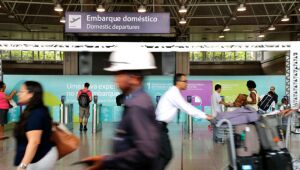 Uso de máscara em aviões e aeroportos não é mais obrigatório, decide Anvisa