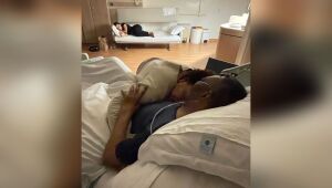 Filha de Pelé compartilha foto ao lado do pai no hospital: "Mais uma noite juntos"