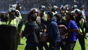 Começa julgamento de tumulto em estádio de futebol na Indonésia