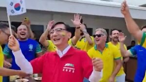 Embaixador da Coreia 'sofre' com goleada para o Brasil cantando evidências; veja