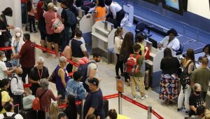 Greve de aeronautas atrasa voos na antevéspera do Natal, com filas em aeroportos