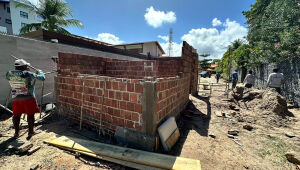 Construção de quiosque no meio de rua com acesso à praia de Tamandaré é questionada por moradores