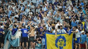 Torcida argentina conquista o mundo com espetáculo nas arquibancadas e vive sonho de 'la tercera'